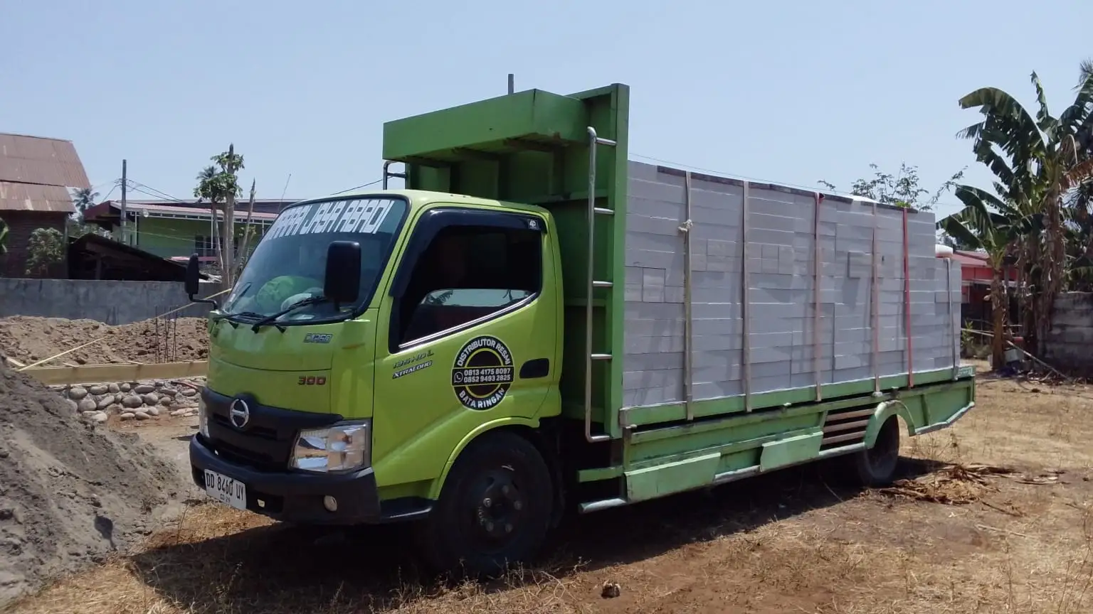 Truk armada MJA bermuatan bata ringan AAC siap kirim ke lokasi proyek
