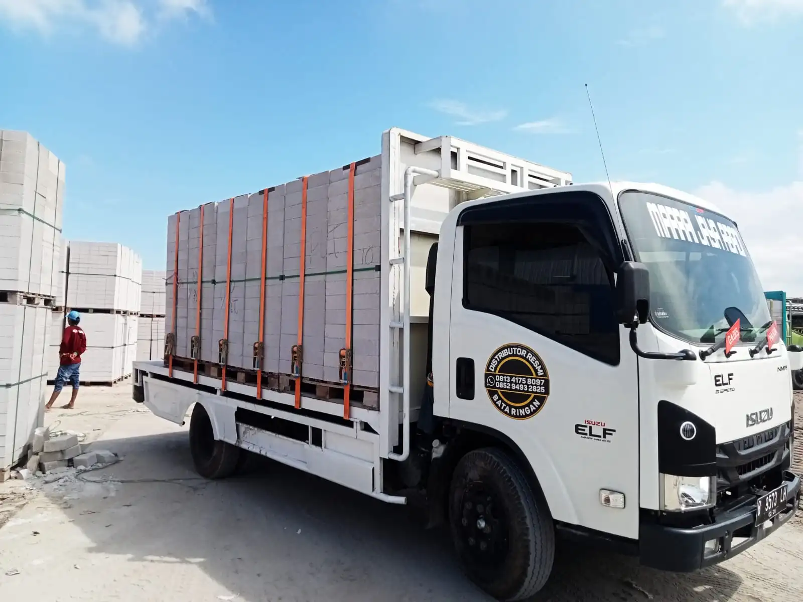 Truk Isuzu Elf Marrai Jaya Abadi bermuatan bata ringan siap dikirim ke lokasi proyek