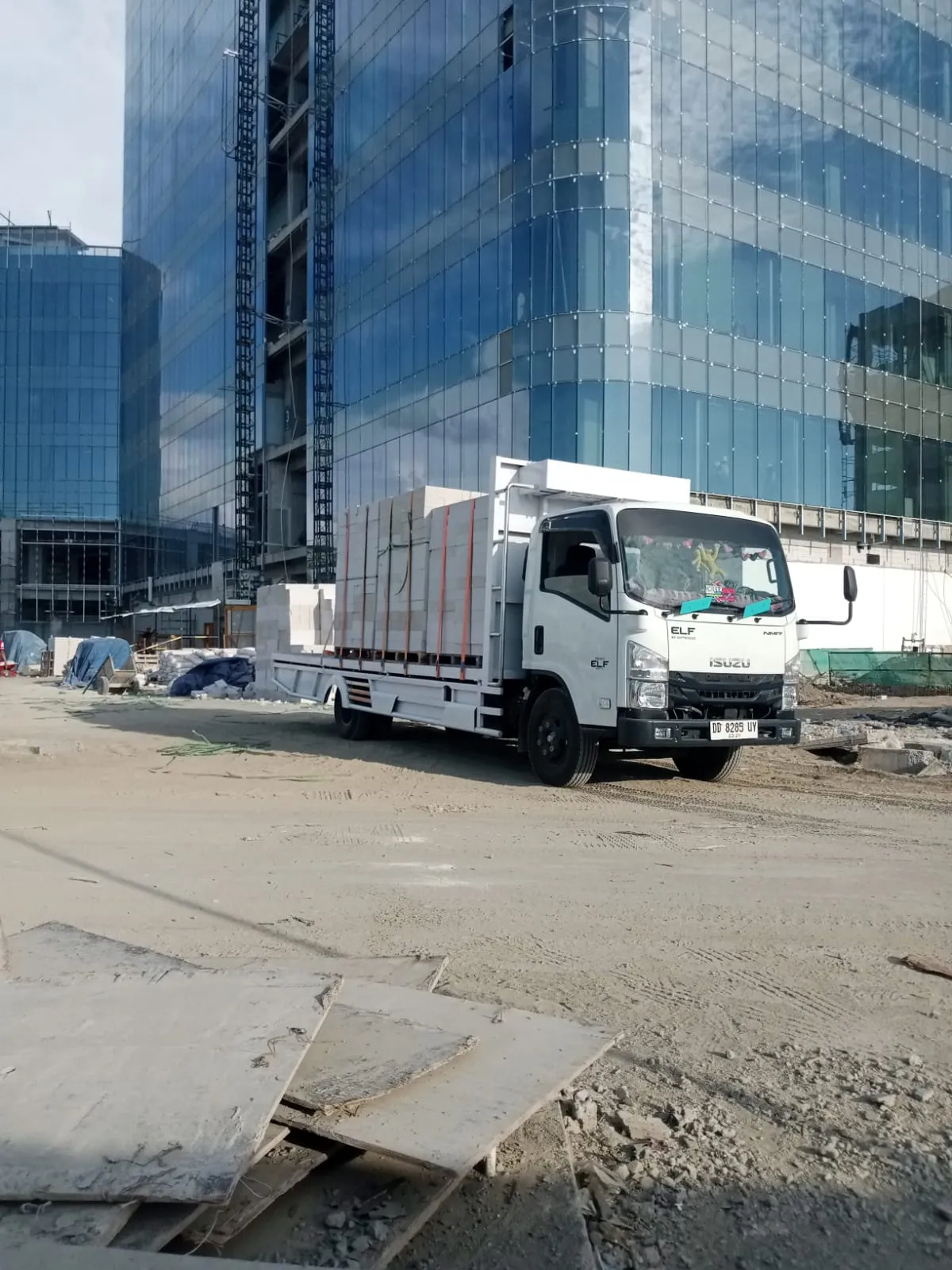 Truk pengiriman baja ringan menuju lokasi proyek