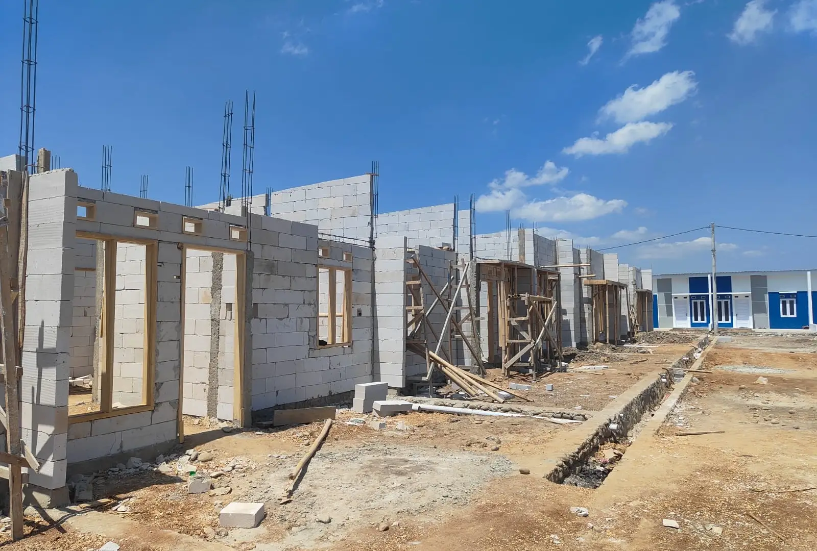 Deretan rumah perumahan di Kabupaten Gowa dengan dinding bata ringan dalam tahap pembangunan